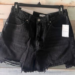 Never worn!! Black Wash mid- rise Jean shorts - size 29
